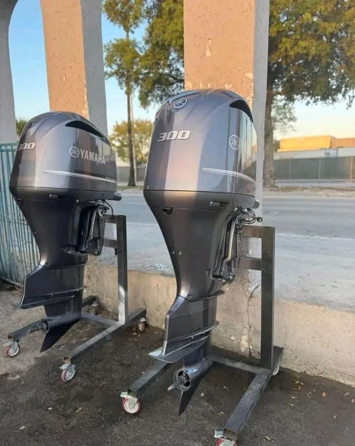 Twin Yamaha F300 300HP Outboards – 700 Hours – 30” Shaft